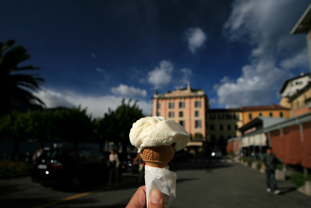 Un cono gelato: the quintessential Italian treat! 