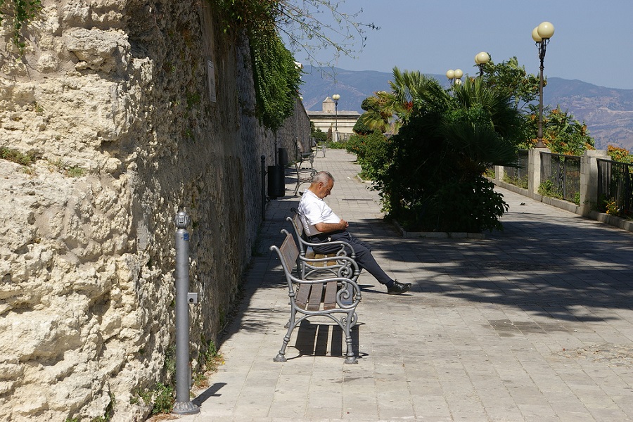 Taking a "siesta" in Gerace.