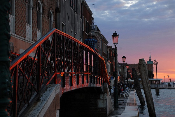 Sunset reflections at La Giudecca, Venice Ph. flickr/Silvia Sala