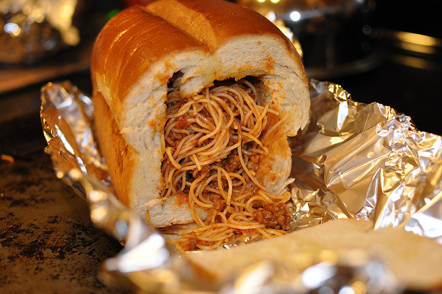 No! Questo pane all'aglio ripieno di spaghetti sembra disgustoso agli occhi di un italiano