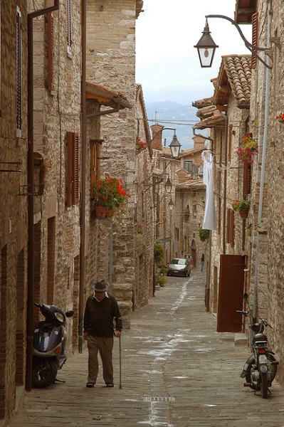 Cobbled street in Gubbio. Mopeds and "ape" are the best ways of transfer through the small alleys of this little town 