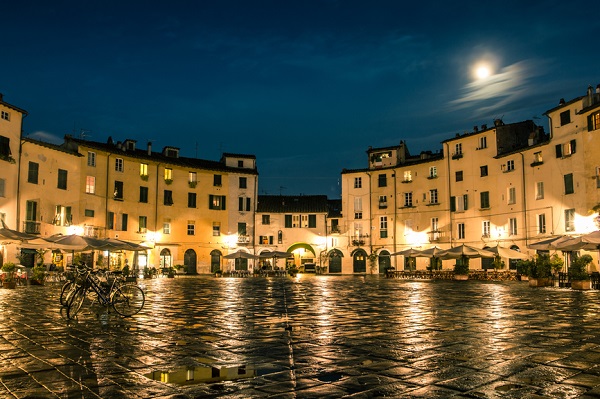 Piazza dell'Anfiteatro in Lucca