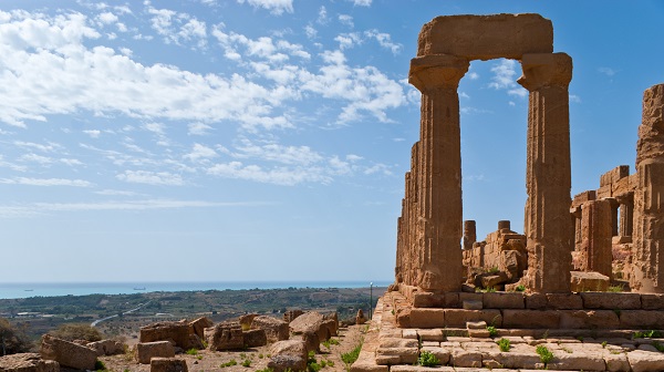 Temple to goddess Lacinia Juno in Agrigento. The Valle dei Templi is a Unesco World Heritage Site