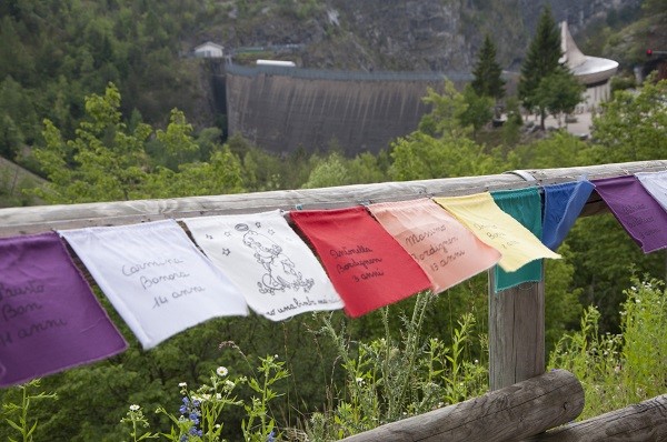 Memorial at the Vajont and dam in the background 