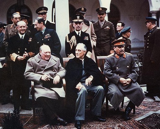 Il vertice di Yalta nel 1945. Da sinistra a destra Winston Churchill, Franklin Delano Roosevelt e Josef Stalin