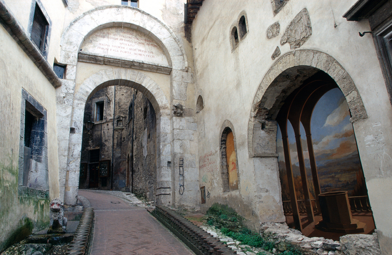 Spoleto - Street with a trompe-l'oeil and a true arch