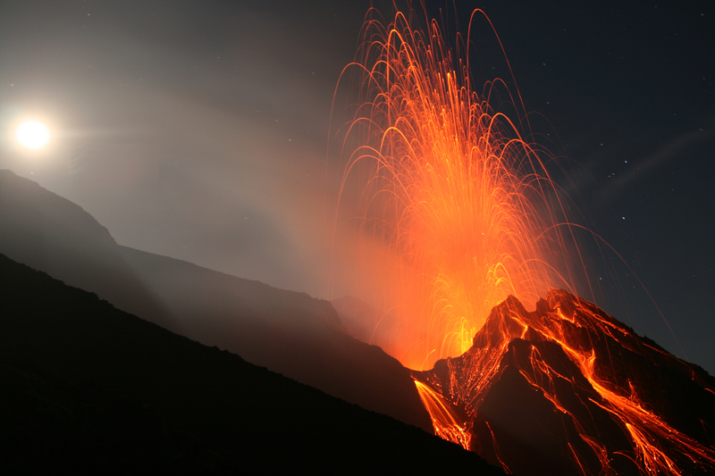 Stromboli - Full moon eruption aeolian islands
