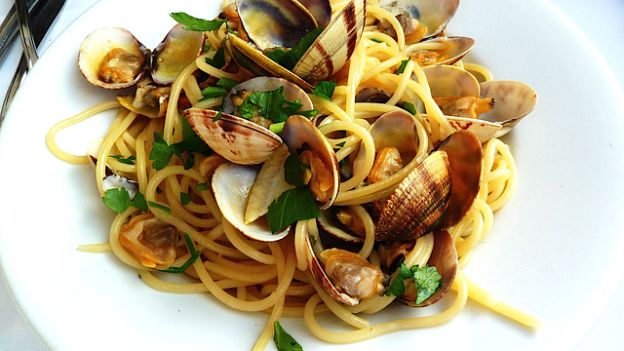 Sì: Spaghetti alle Vongole nel menu = il ristorante è probabilmente autentico italiano