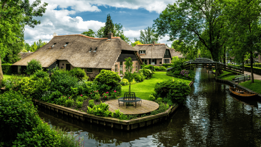 Giethoorn town canal 