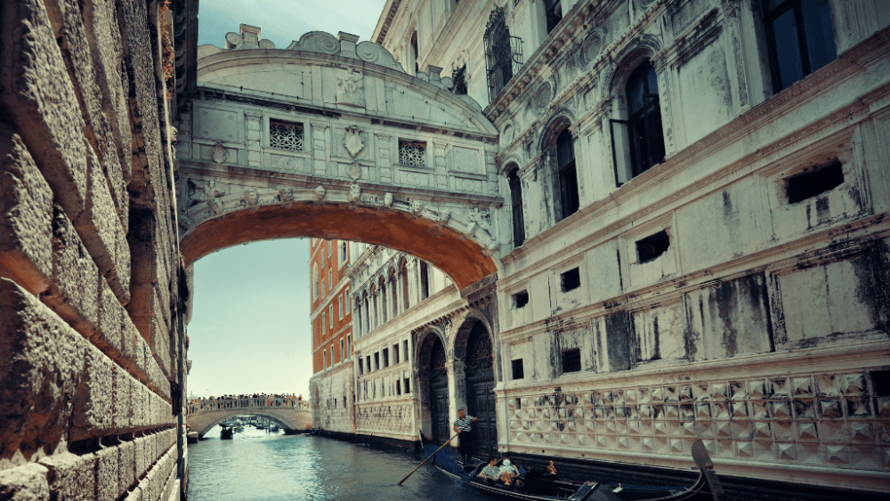 gondola Venice bridge of sighs