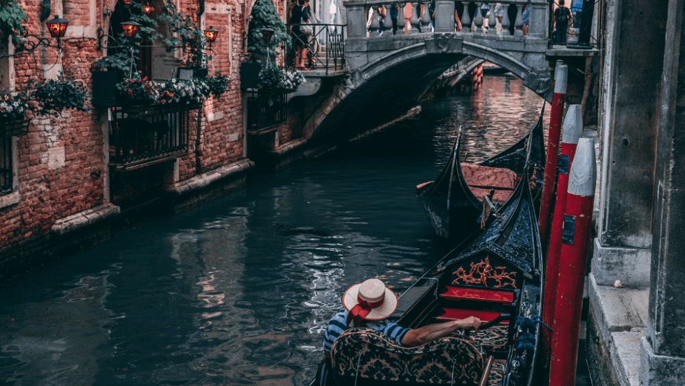 gondola gondoler venice water