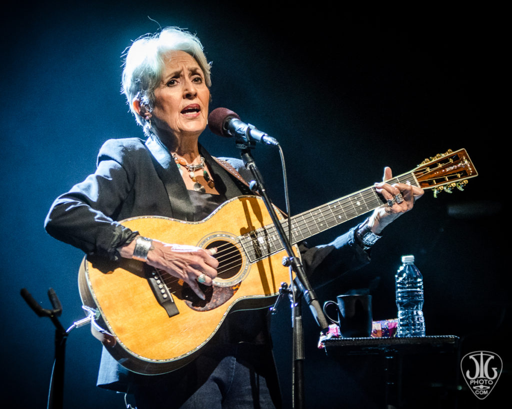 Joan Baez sings for Italy