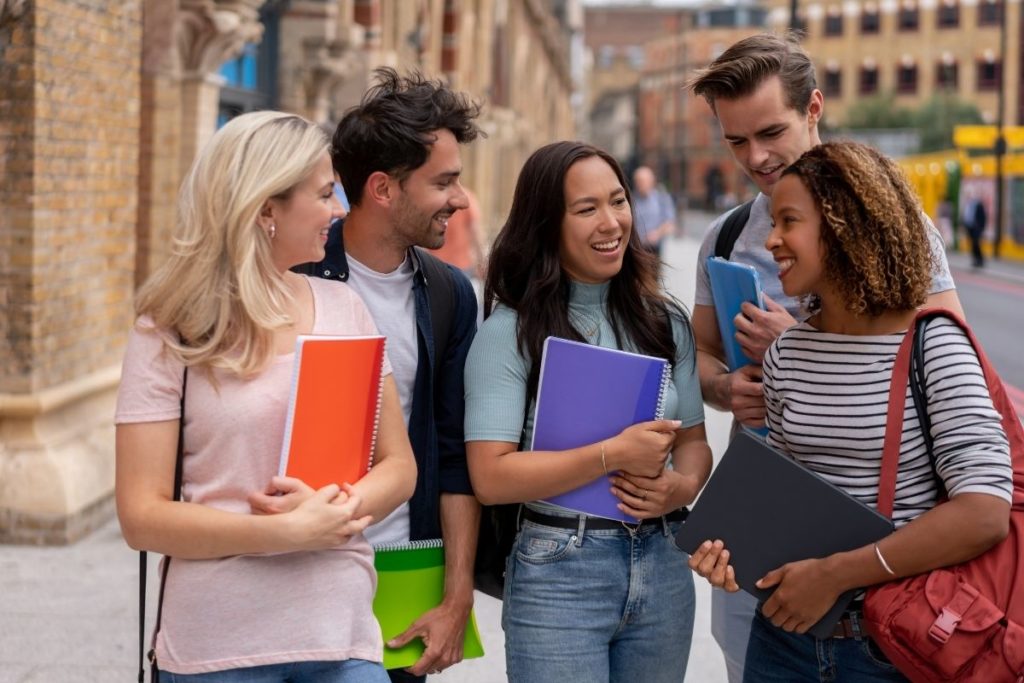 Jóvenes en la calle. Estudiar en el extranjero